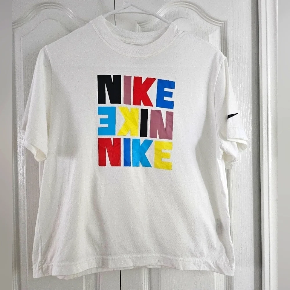 Nike White Graphic Junior T-Shirt Loose Fit Size Large.
